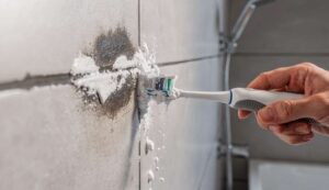 Fughe delle piastrelle annerite: il metodo con bicarbonato e spazzolino elettrico che funziona davvero