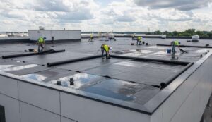 Tetto piano che accumula acqua piovana: la guaina EPDM che i copritetti applicano in una giornata