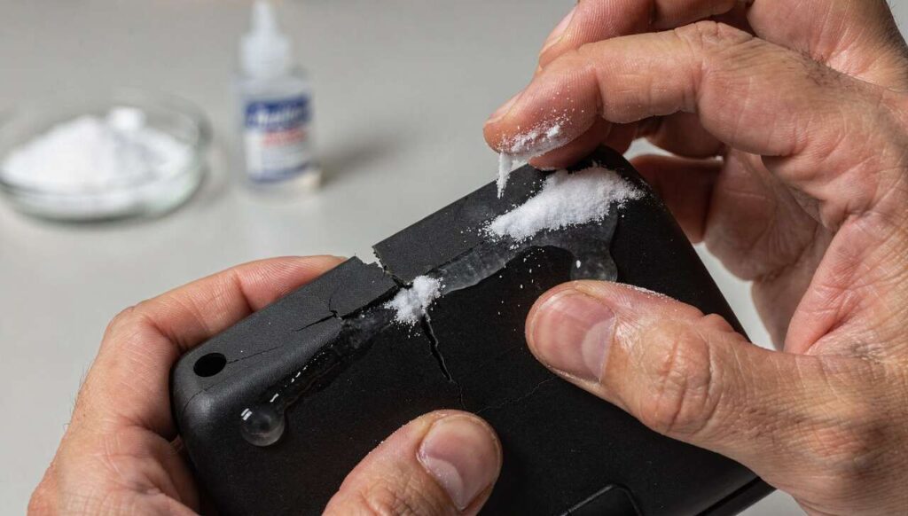 Il trucco bicarbonato e supercolla che ripara la plastica in pochi secondi